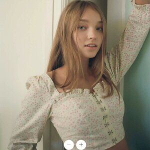 EUC Urban Outfitters Love Struck Floral Hook + Eye CropTop, White / Floral, L